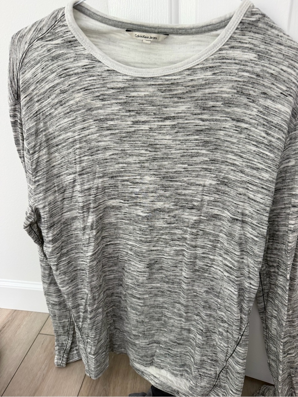 Calvin Klein Jeans Heathered Gray Long Sleeve Crew Topi. New